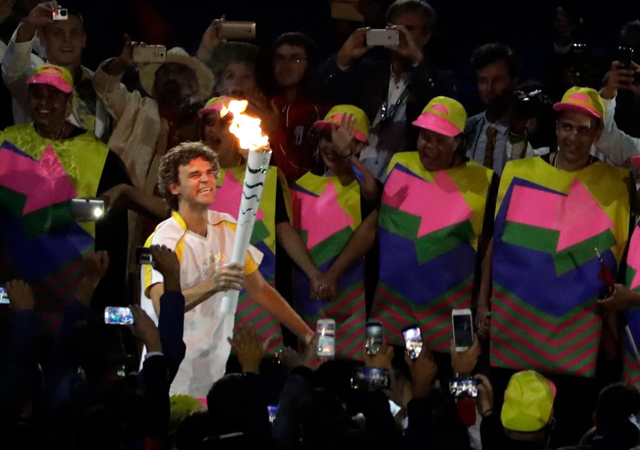 El ex tenista Gustavo Kuerten fue el encargado de entrar al Estadio Maracaná con la antorcha olímpica.