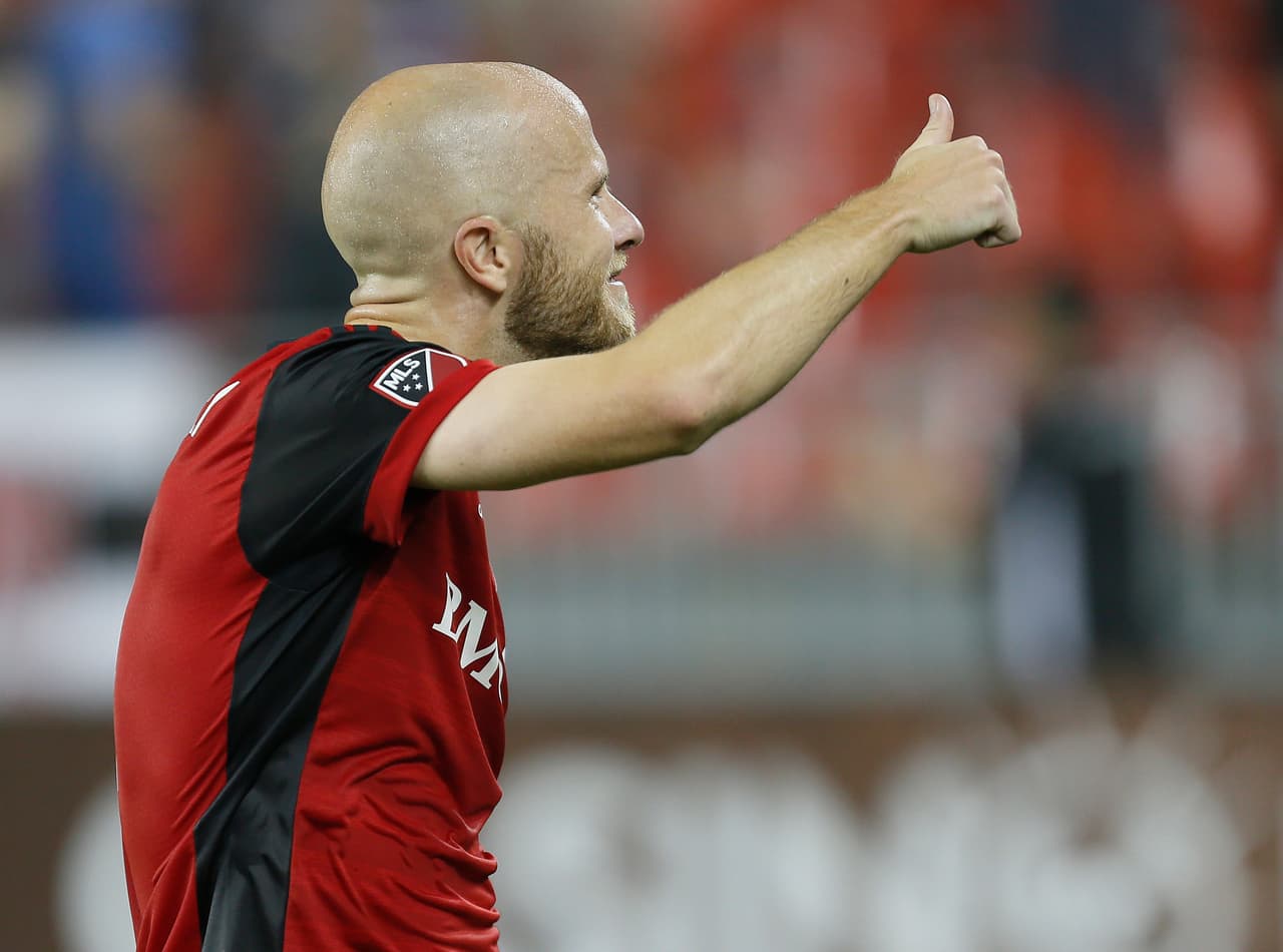 Destaca en la selección estadounidense y en la MLS. Michael Bradley sigue haciendo crecer su fama y trascendencia como uno de los mejores volantes de la liga tras el triunfo por 2-0 de Toronto FC ante D.C. United. (USA Today Images)