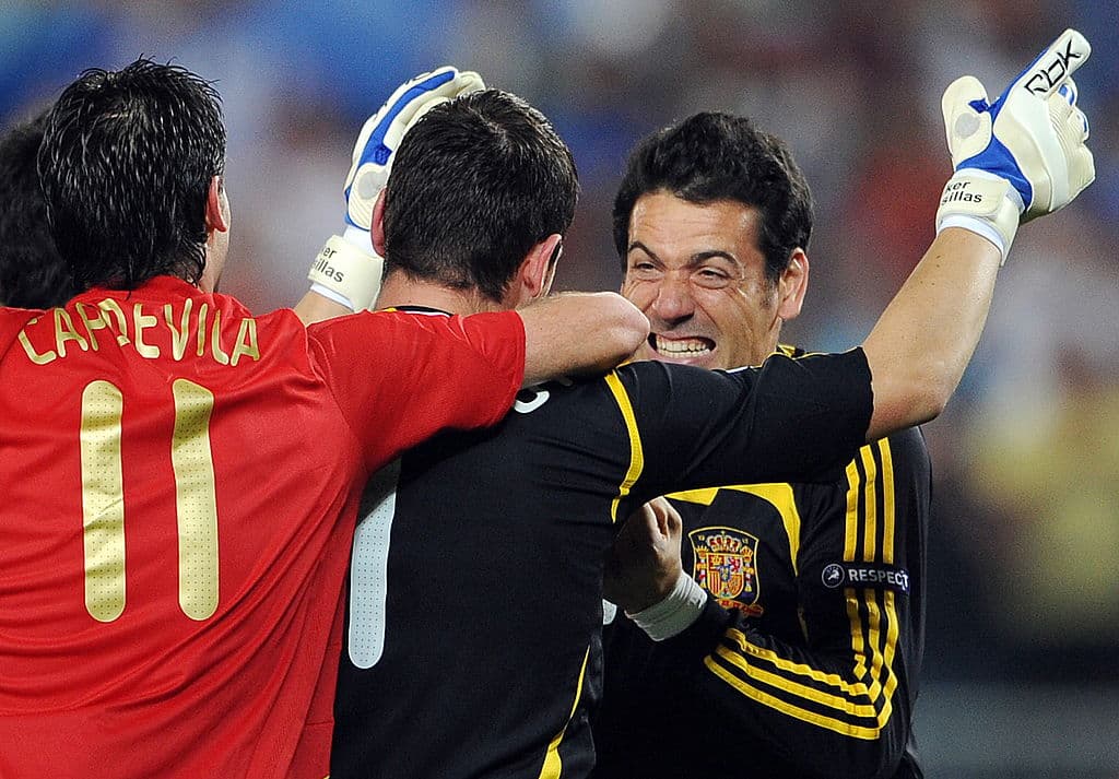 Andrés Palop. El entonces portero del Sevilla (der) se retiró del fútbol profesional en 2014 con el Bayer Leverkusen. Actualmente se dedica a ser analista en tv y entrenador.