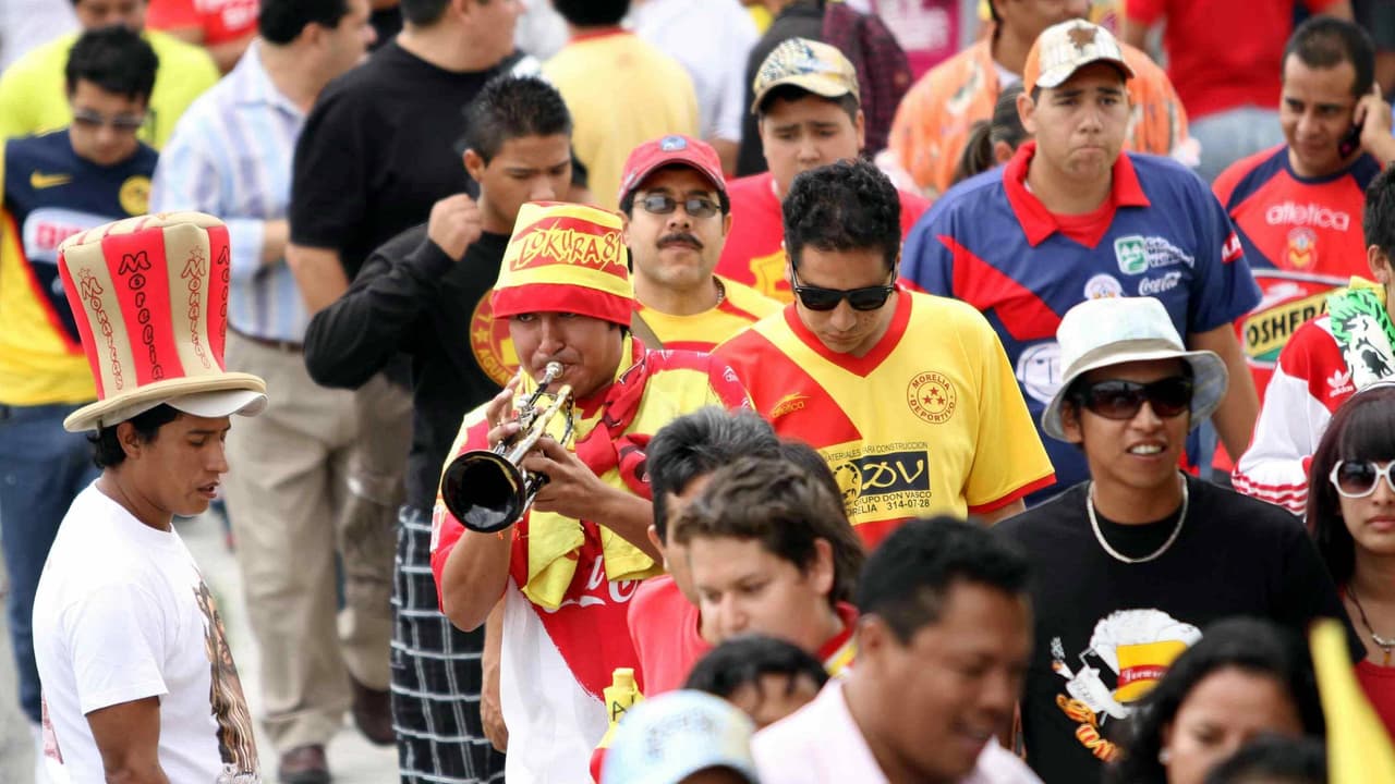 Caminando al estadio, aquellas tardes de camino a la cancha para ver al club entre trompetas y banderas.
