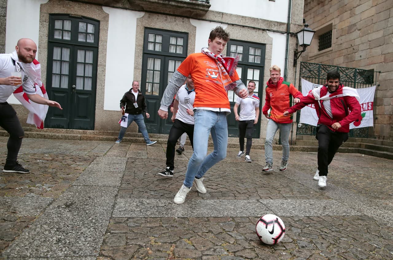 Guimaraes (Portugal) recibió este jueves la segunda Semifinal de la UEFA Nations League bajo una intensa lluvia durante la previa. A pesar del mal clima, los aficionados de Inglaterra y Holanda disfrutaron de un gran ambiente a pesar de que solo unos celebrarán el paso a la Final ante Portugal.