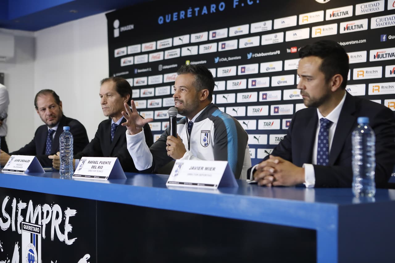 Rafael Puente del Río fue presentado como técnico del Querétaro, precedido por su paso por Lobos BUAP. Ahora buscará poner a brillar a los 'Gallos', alguna vez subcampeones de la Liga MX.
