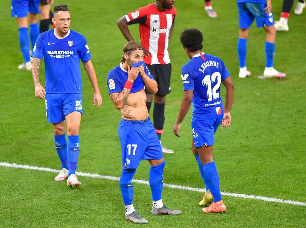 El mediocampista serbio Nemanja Gudelj se lamenta luego de haber errado una ocasión clara de gol.