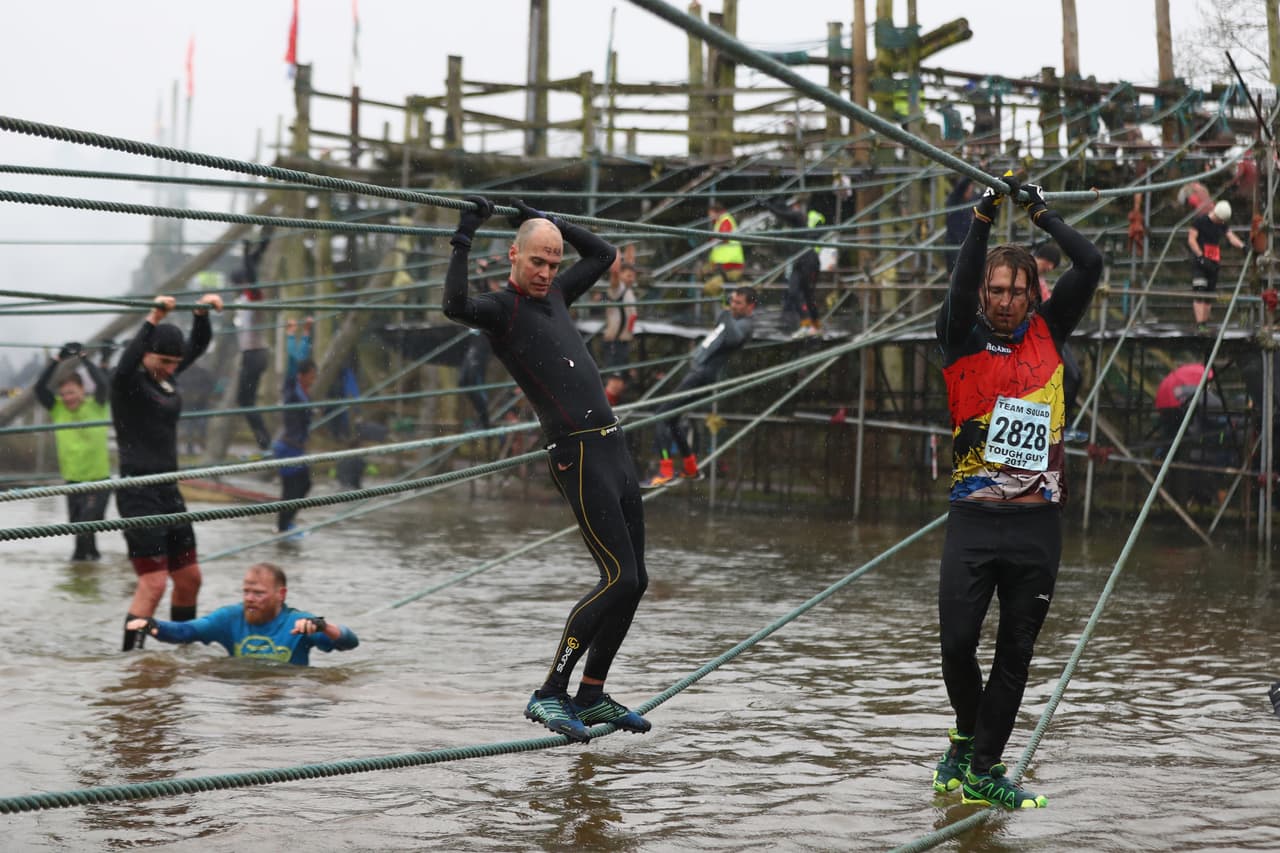Los obstáculos suelen variar de una edición a otra y en previos eventos hubo brasas ardientes y alambres de púas, entre otros obstáculos.