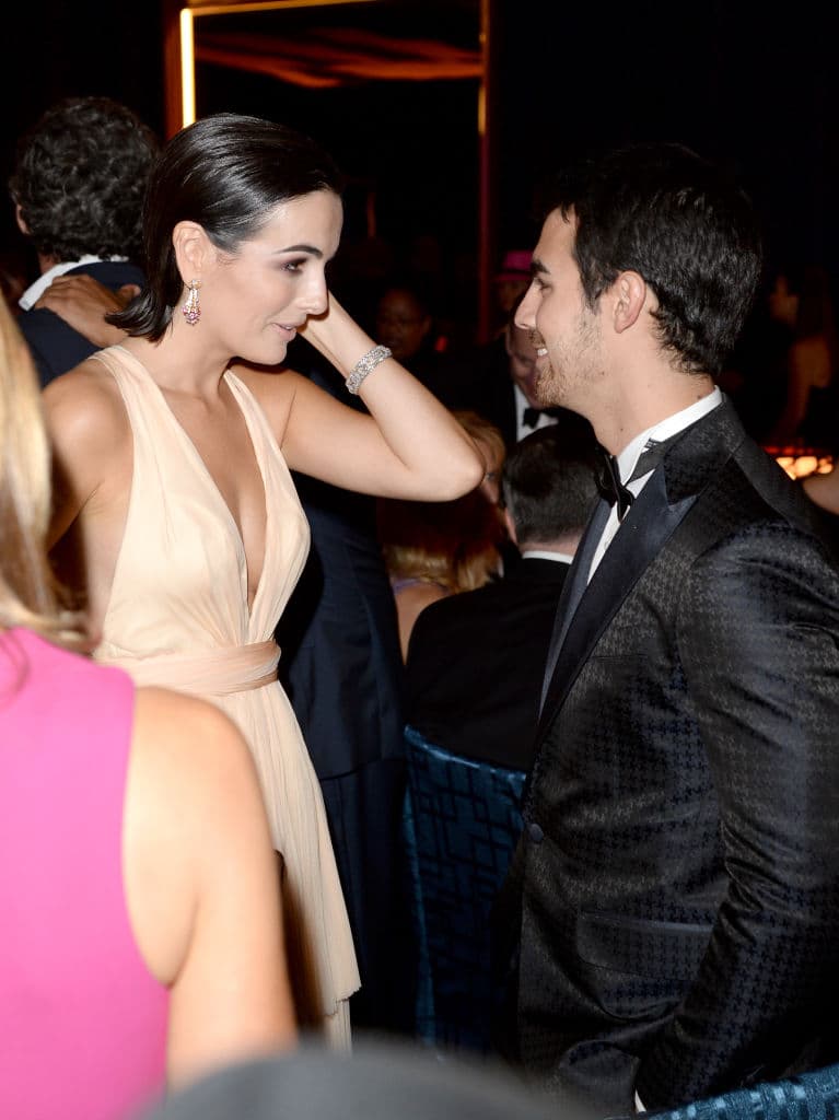 Jonas rompió con Swift en una llamada telefónica de 25 segundos, pues él conoció a la actriz Camilla Belle, Tras esto, Swift dedicó unas palabras en una canción: "Ella no es una santa/ y no es lo que piensas/ Es una actriz/ Es mejor conocida/ por las cosas que hace/ en el colchón”.