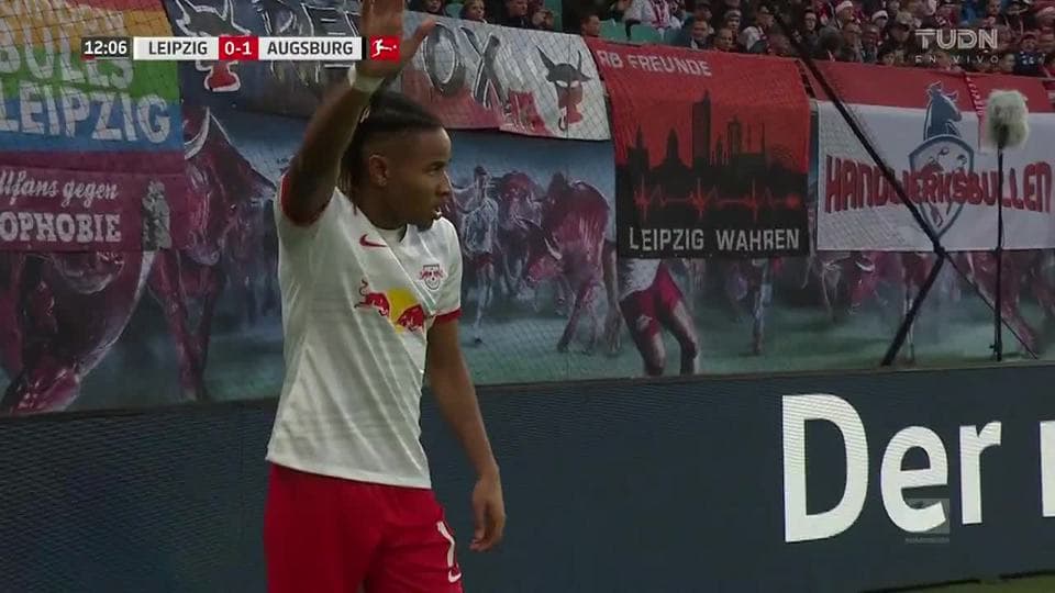 ¡CERCA!. Dayot Upamecano disparó que se estrella en el poste.