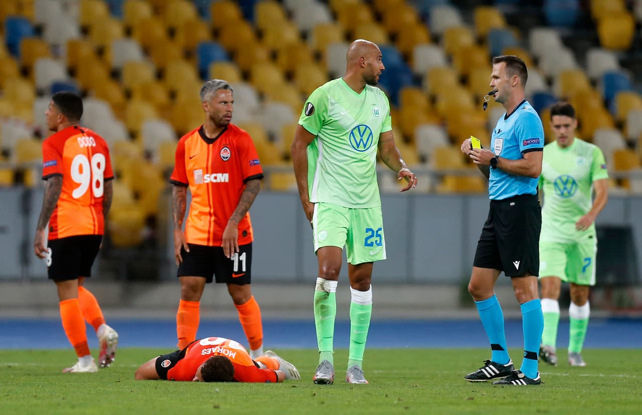 Un par de minutos después, Brooks salió expulsado por acumular dos tarjetas amarillas. Se igualaban las condiciones en el terreno de juego.