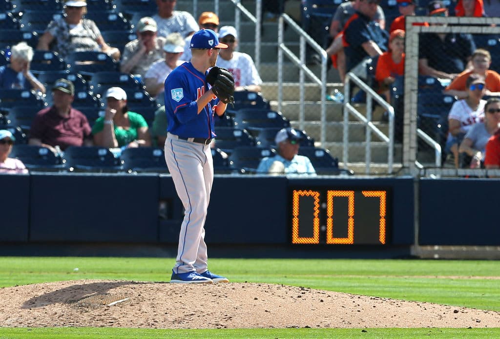 Nuevos desafíos. Eric Hanhold de los New York Mets se dispone a lanzar un pitcheo mientras el reloj de lanzamientos avanza. Los lanzadores intentarán lidiar de la mejor manera con este nuevo adversario que será el tiempo.
