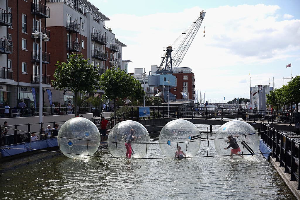 <b>Zorbing</b>
<br>Deporte en el cual te introduces dentro de una esfera de plástico inflable que se encuentra dentro de otra esfera más grande llamadas ‘zorbs’, que se encuentran unidas, pero dejando un espacio libre entre ellas.