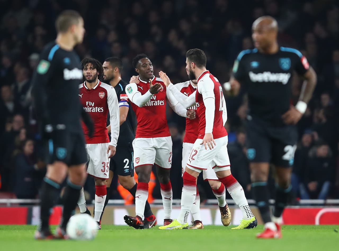 Arsenal derrotó a un West Ham que a pesar de tener al mexicano Javier Hernández en cancha no pudo hacerle contrapeso a su rival de cuartos de final en la Copa de la Liga.