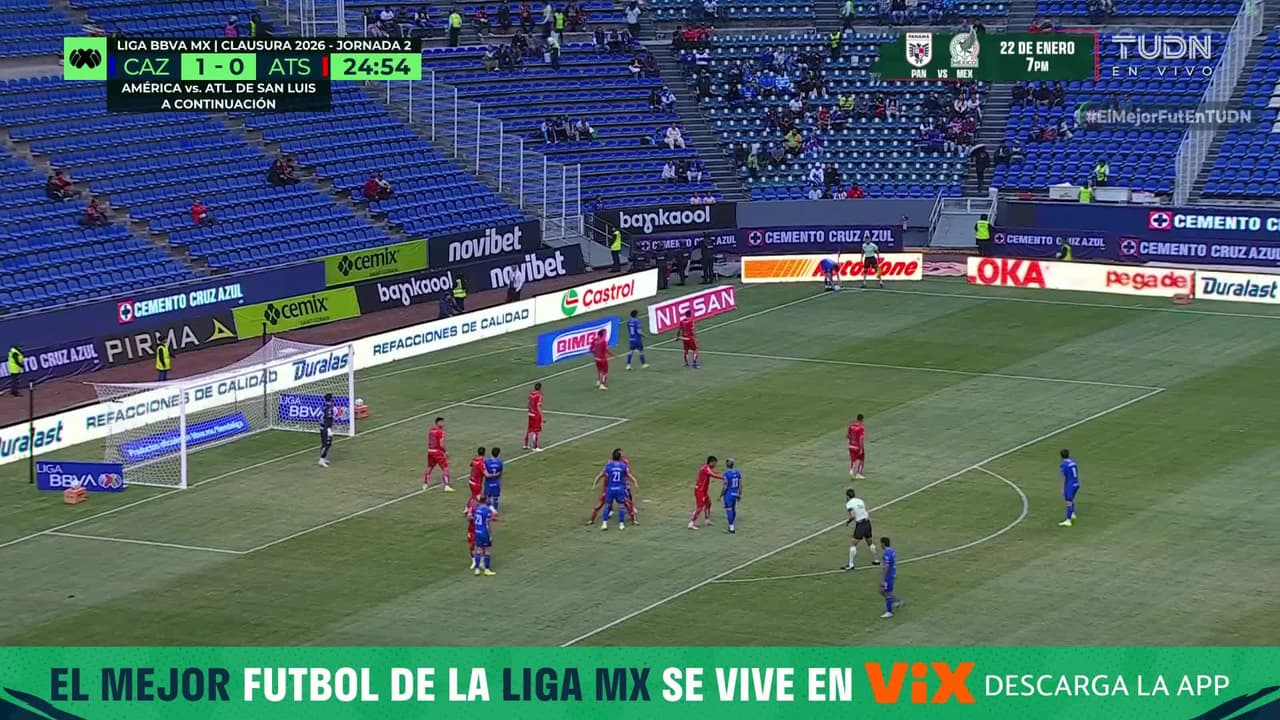 ¡Enorme Camilo! El arquero del Atlas ataja el cabezazo del 'Toro'