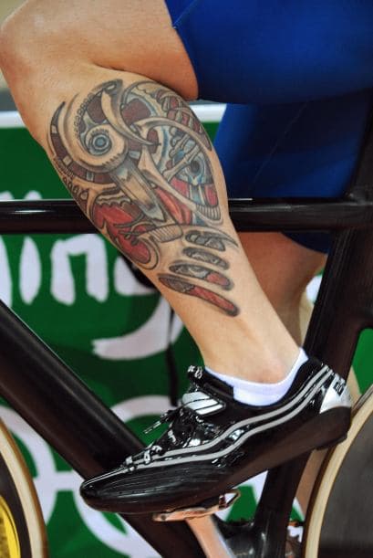 El ciclista James Staff, de Gran Bretaña, muestra su tatuaje durante una sesión de entrenamiento en el Velódromo de Laoshan.