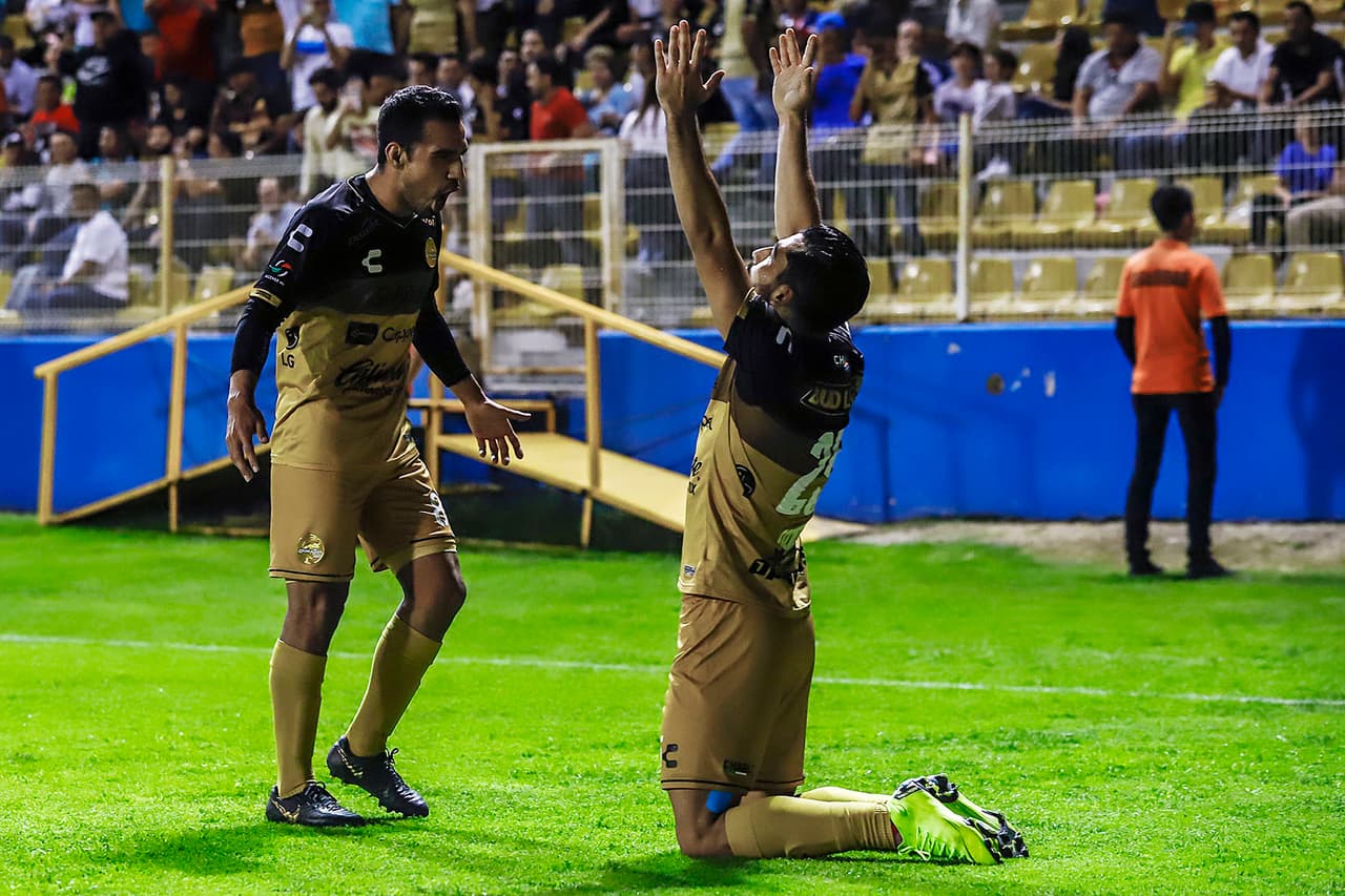 Y así fue el festejo de Escoto, mientras el público en el Banorte celebraba con el mediocampista mexicano.