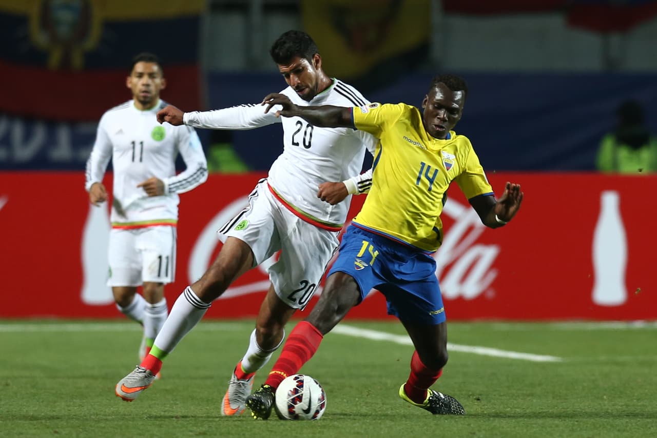 14 Osbaldo Lastra – 7: Férreo defensor que no dejó hacer casi nada a los delanteros del Tri y puso garra y fuerza para compensar su escasa técnica con el balón.