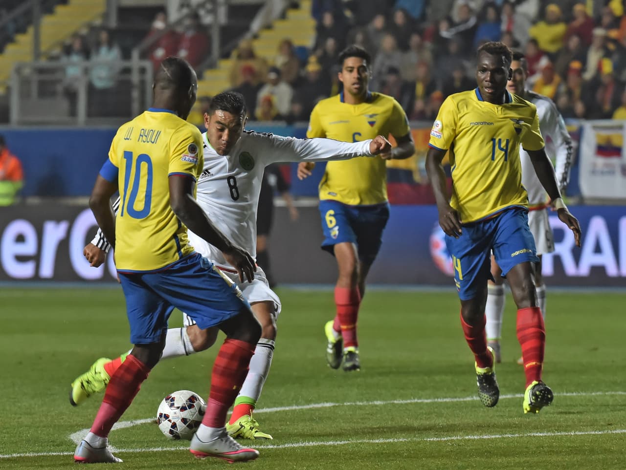8 Marco Fabián – 5: Entró de cambio por Güemez buscando hacer más ofensivo al equipo pero no entró fino ni se adaptó a la cadencia del juego. Tuvo un remate de frente a la portería pero le pegó muy abajo a la pelota y la mandó por arriba. No mucho más en sus únicos minutos en la Copa.