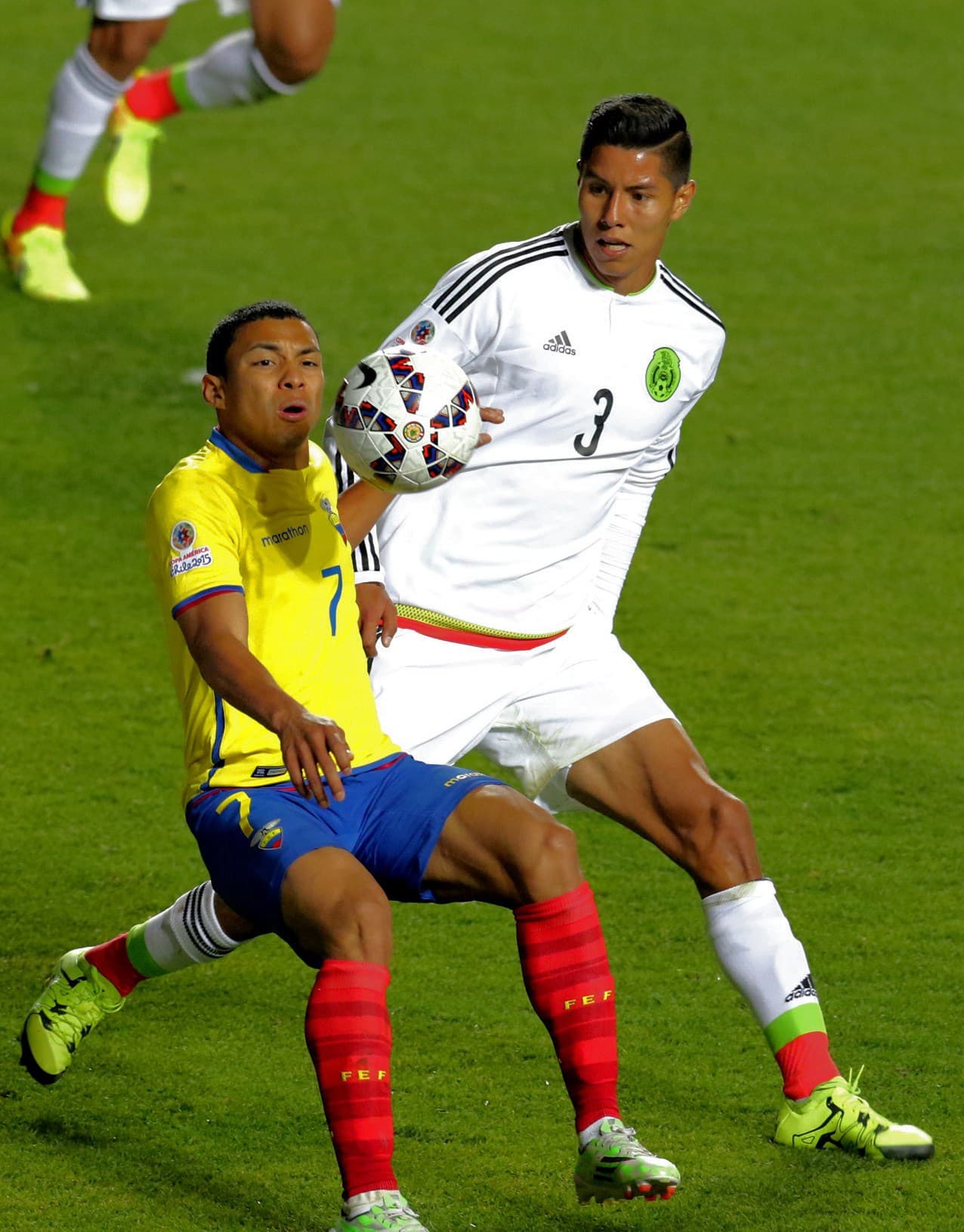 3 Hugo Ayala – 3: Tuvo una actuación para el olvido que pondrá en duda su continuidad para futuros llamados. Arrancó nervioso y fuera de ritmo, y para colmo tuvo una equivocación garrafal al dividir la pelota en una salida y ahí cayó el primer gol en contra. Dicho yerro le pasó factura el resto del partido. Lamentable.