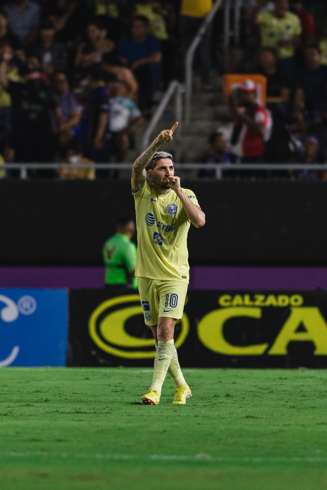 El chileno marcó con un tiro de larga distancia.