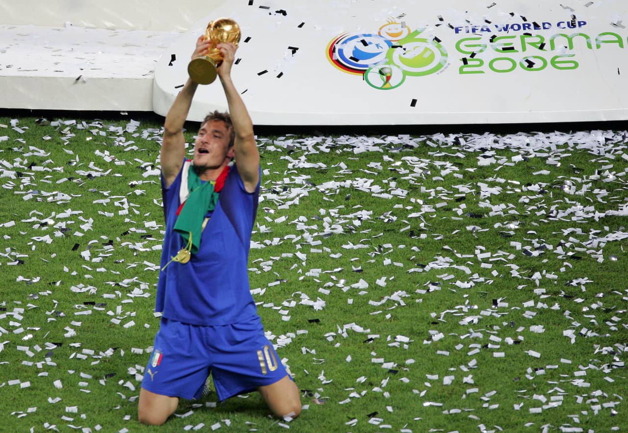 Totti se coronó campeón del mundo en Alemania-2006, en el cuarto título de Italia en su historia y en una nómina con viejos compañeros como Gianluigi Buffon y Alessandro Nesta.