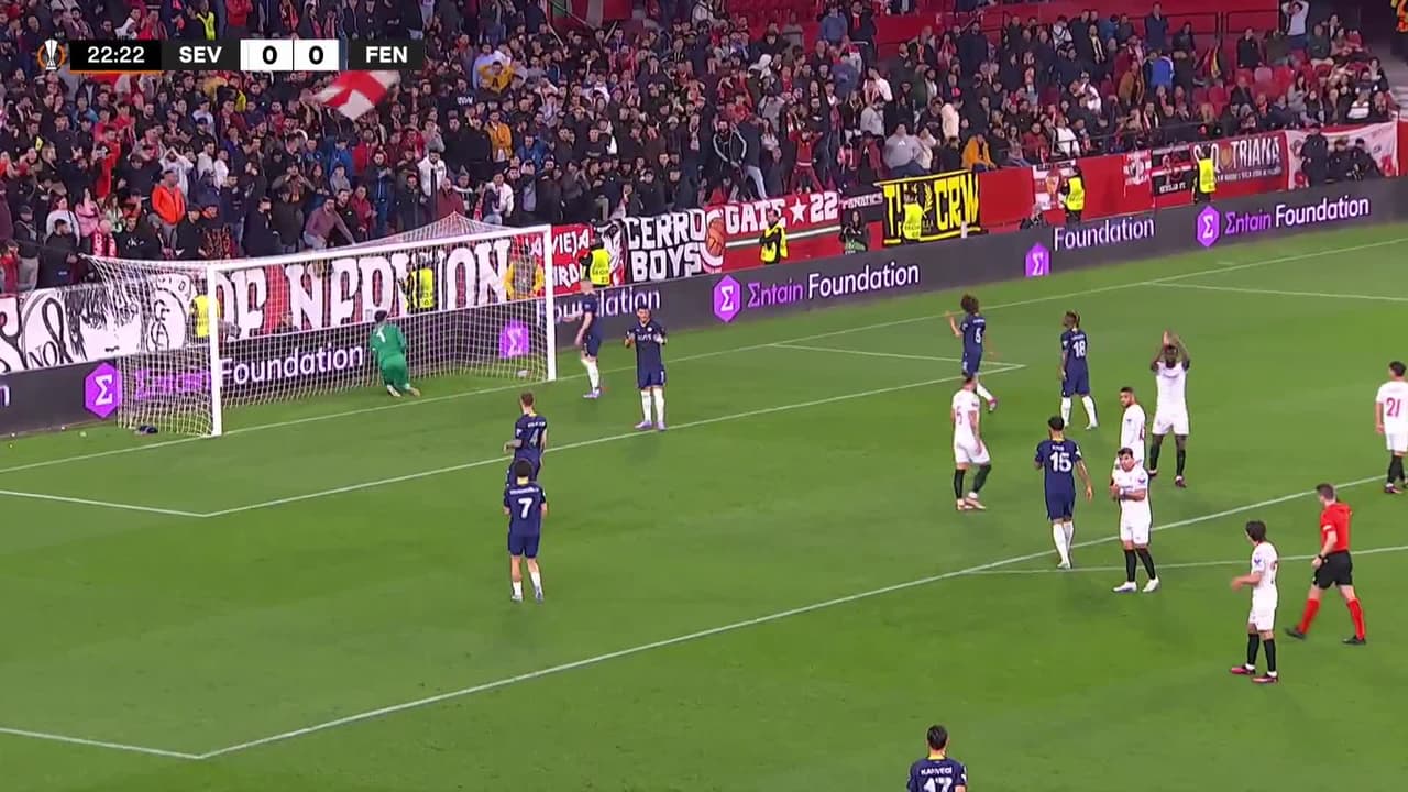 ¡TIRO ATAJADO! disparo por Ivan Rakitic.