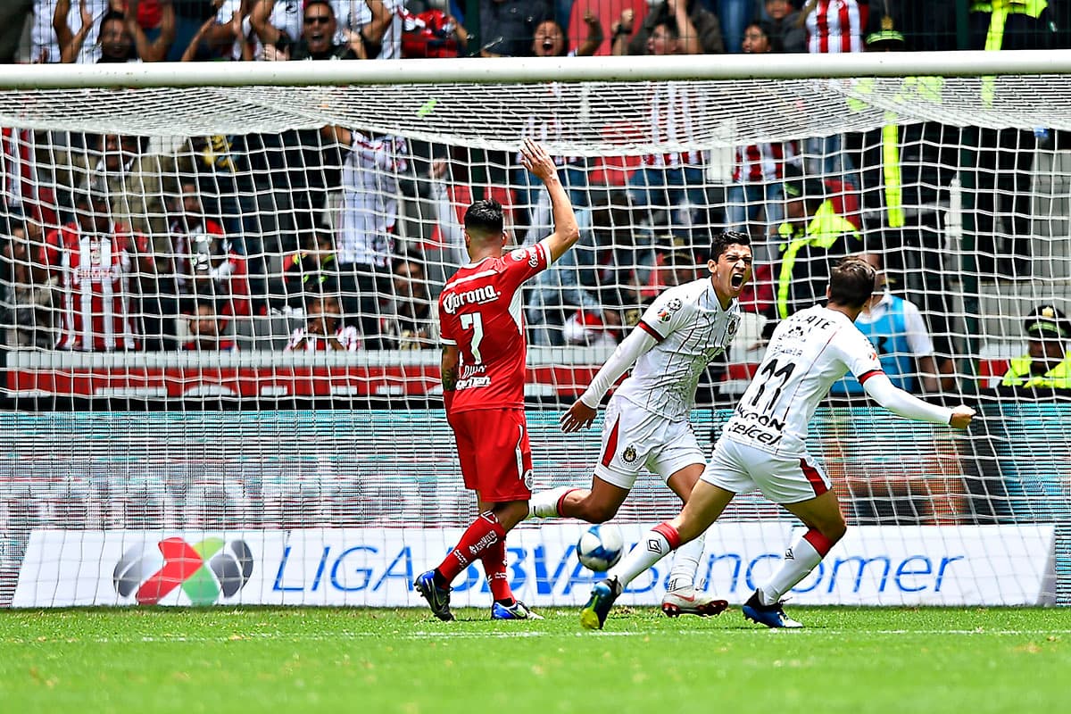 La figura del juego en el Nemesio Diez fue el delantero Ángel Zaldívar (centro), autor de los dos goles de Chivas de Guadalajara.
