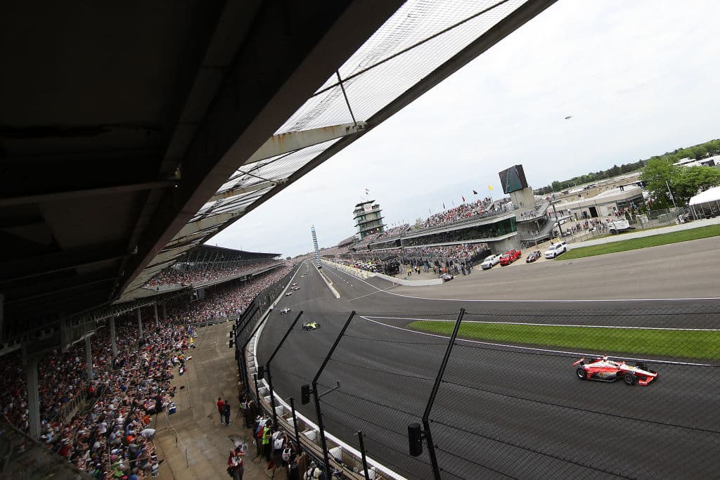 El francés Simon Pagenaud lideró en 116 de las 200 vueltas para coronarse campeón de la edición 108 de la carrera que corresponde a la IndyCar Series. Pagenaud es el primer francés desde que lo hiciera Rene Thomas en 1914. En Indianapolis se registran cinco ganadores franceses, aunque Gil de Ferran en 2003 y Gaston Chevrolet en 1920, aunque nacieron en Francia, se les tiene tomados en cuenta como de otras nacionalidades. Estas son las mejores imágenes de la carrera y los festejos de Pagenaud del equipo de Roger Penske.
