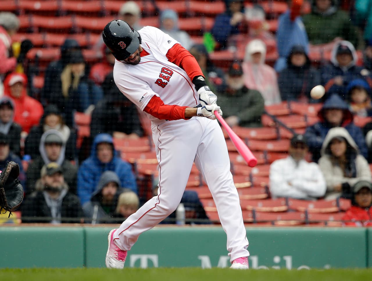 La bujía ofensiva de los Boston Red Sox esta tarde fue el bateador designado JD Martínez, quien en la imegen conecta un jonrón a Marco Gonzales en el primer inning dl juego, un tablazo solitario para que Boston empatara 1-1 la pizarra en ese momento.