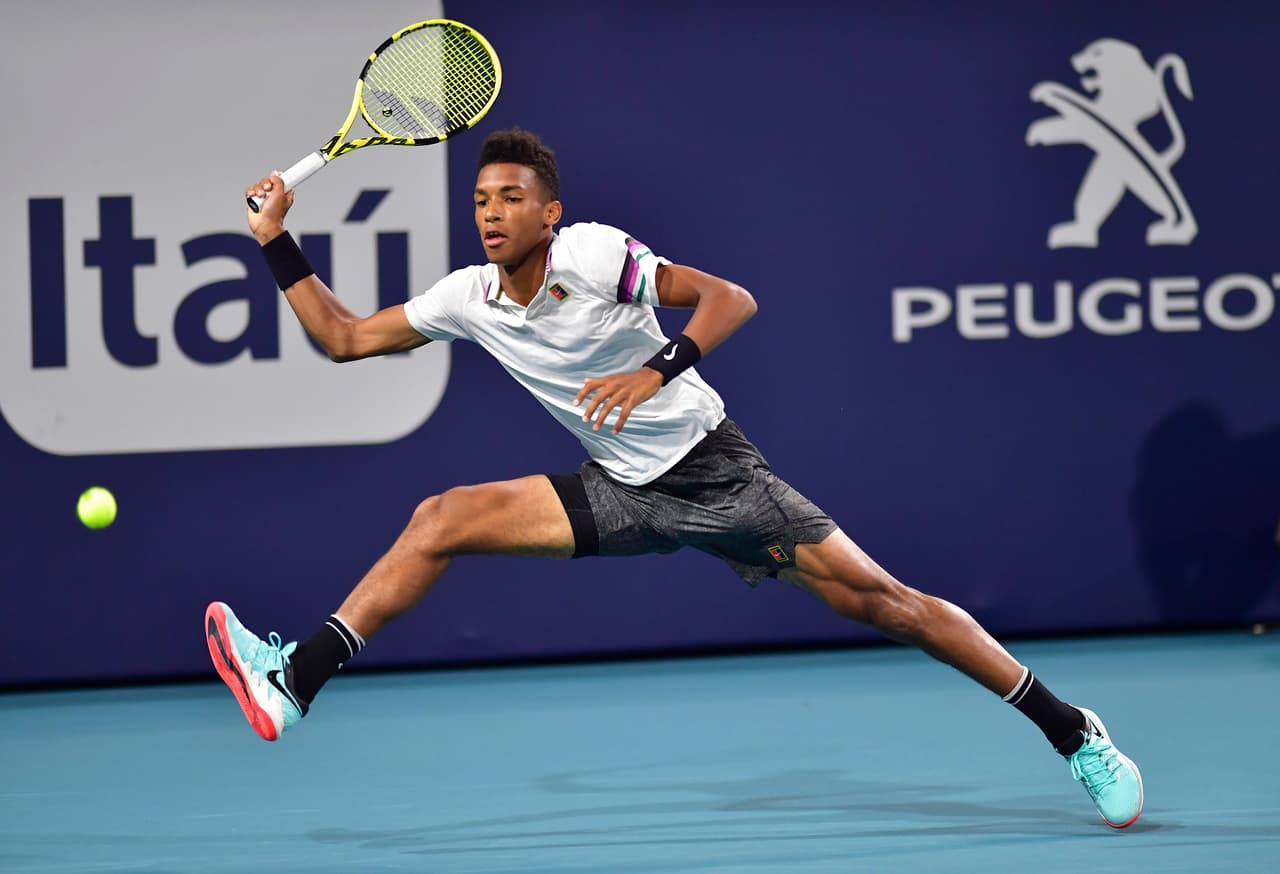 Pero el joven canadiense Felix Auger-Aliassime sorprendió al eliminar a Coric en una noche de inspiración al eliminarlo por parciales de 7-6 y 6-2 y colarse a la Semifinal del torneo.