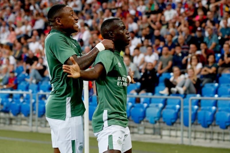 El cuadro holandés no tardó mucho en responder y al minuto 23 el portugués Bruma logró romper las redes.