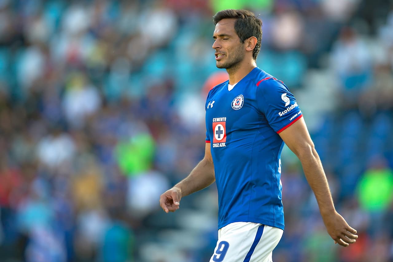 Roque Santa Cruz: Llegó a México para ser a respuesta a la falta de gol en Cruz Azul y no estuvo cerca de ser el goleador que ansiaban los cementeros. Entre lesiones y baja de juego el paraguayo se paseó por la Liga MX donde sólo anotó 4 goles en 9 partidos (8 de ellos como titular).