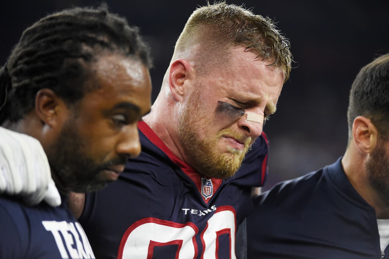 Watt se colocó en el piso y permaneció así durante un par de minutos, mientras los médicos lo atendían. Se le pidió que se recostara boca arriba, y fue entonces cuando se le revisó la pierna izquierda.