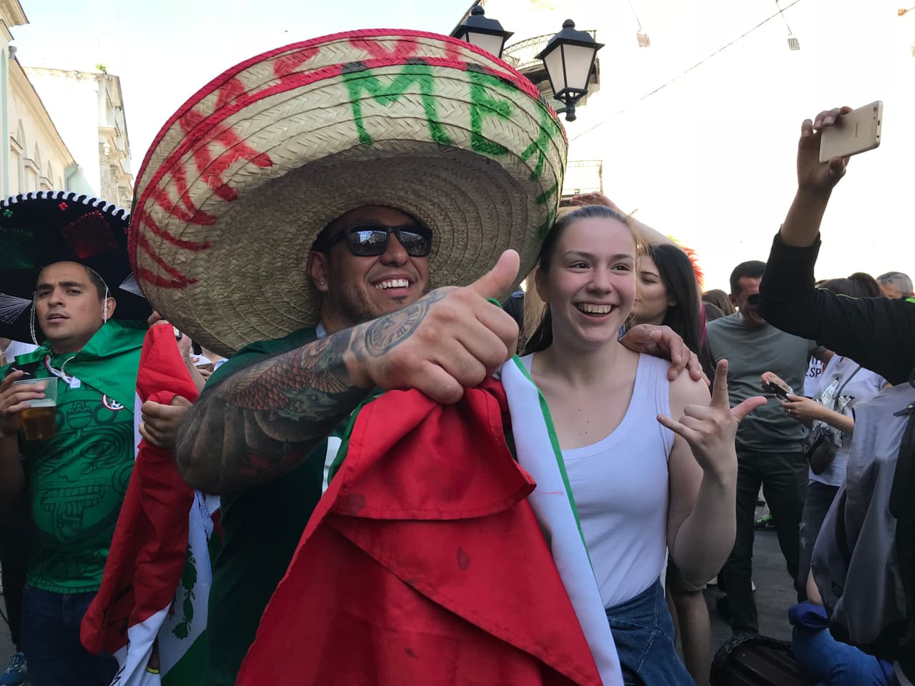 Ver el colorido de los mexicanos, con sus sombreros y atuendos es toda una novedad para las rusas.
