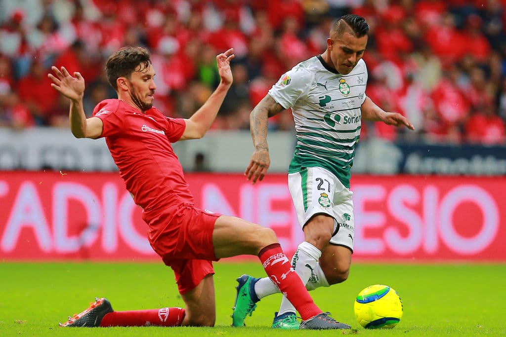 En más de una ocasión durante la primera mitad el equipo de Torreón metió en aprietos a la zaga escarlata que respiraba hondo al no caer tampoco el gol de los visitantes.