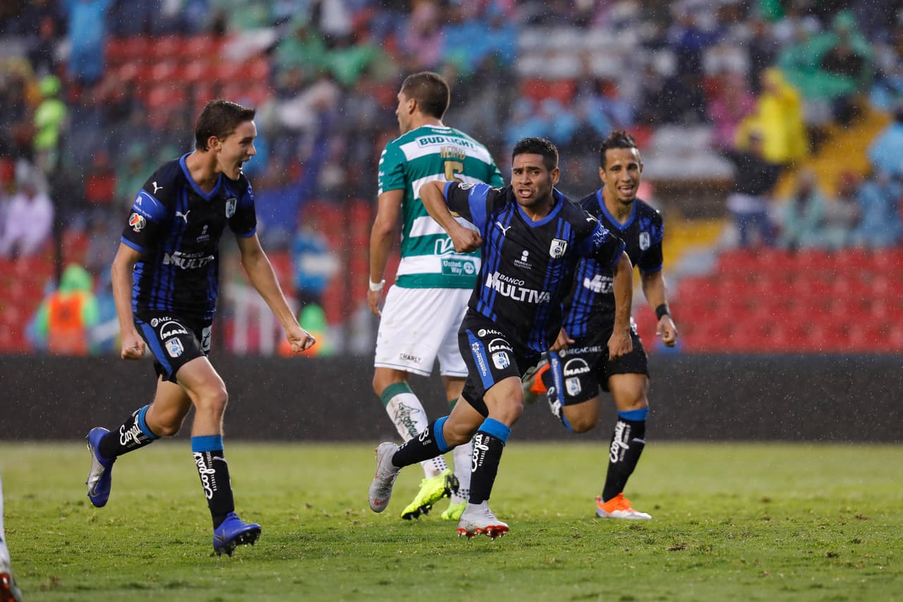 Ya en el segundo tiempo, Querétaro amplió el marcador gracias a Daniel Villalva al minuto 61 (centro), definiendo en el área después de una jugada que empezó en un saque lateral.