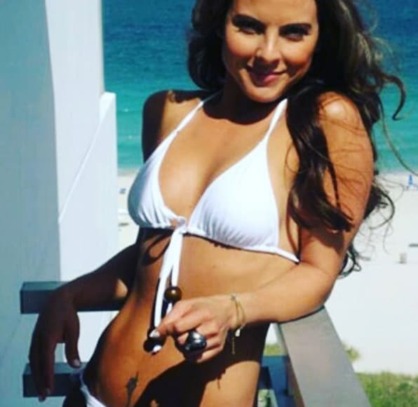 Kate del Castillo se casó en 2001 con el futbolista mexicano Luis García del que se separó a poco más de un año de matrimonio. Ella manifestó que hubo maltrato físico y psicológico.