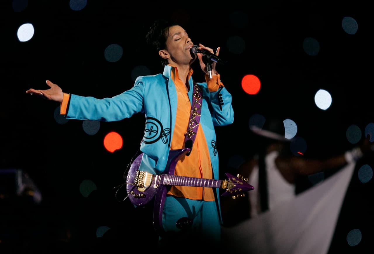 Prince interpretó éxitos como 'Let's Go Crazy' y 'Purple Rain'. También hizo covers de Foo Fighters con 'The Best of You' y de Bob Dylan 'All Along the Watchover'.
