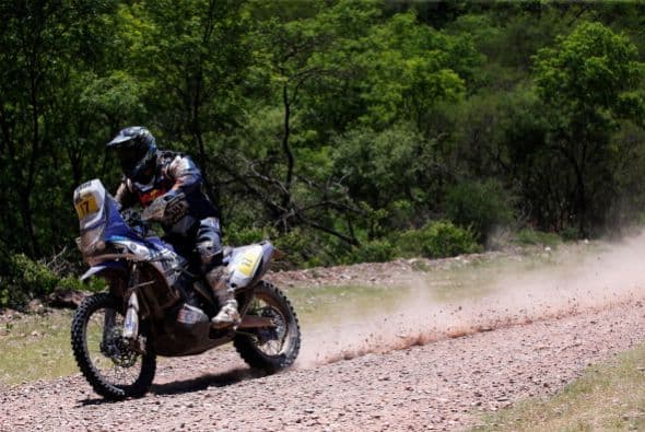 Pese a esto, el chileno Francisco 'Chaleco' López (KTM), que empezaba el día como tercer clasificado en la general, sufrió una caída en el kilómetro 211 y tuvo que abandonar debido al mal estado en que quedó su moto.