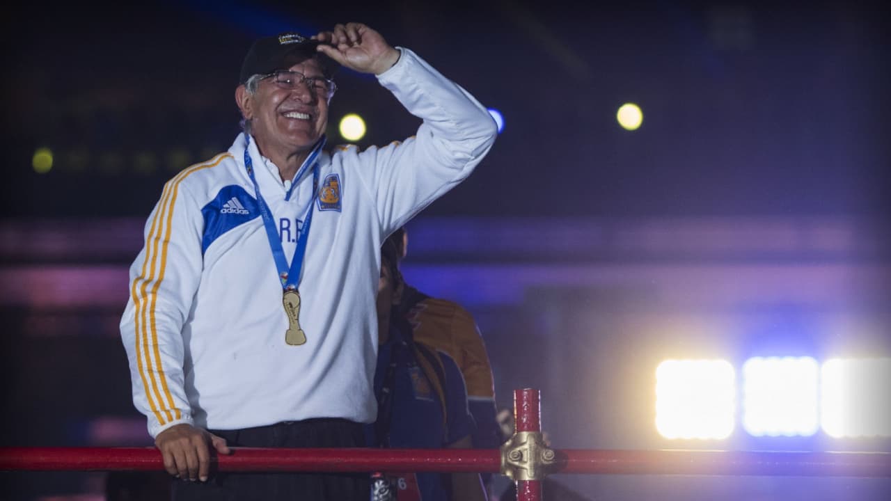 ¿Cuántos títulos suma 'Tuca' Ferretti como DT en México tras 30 años?