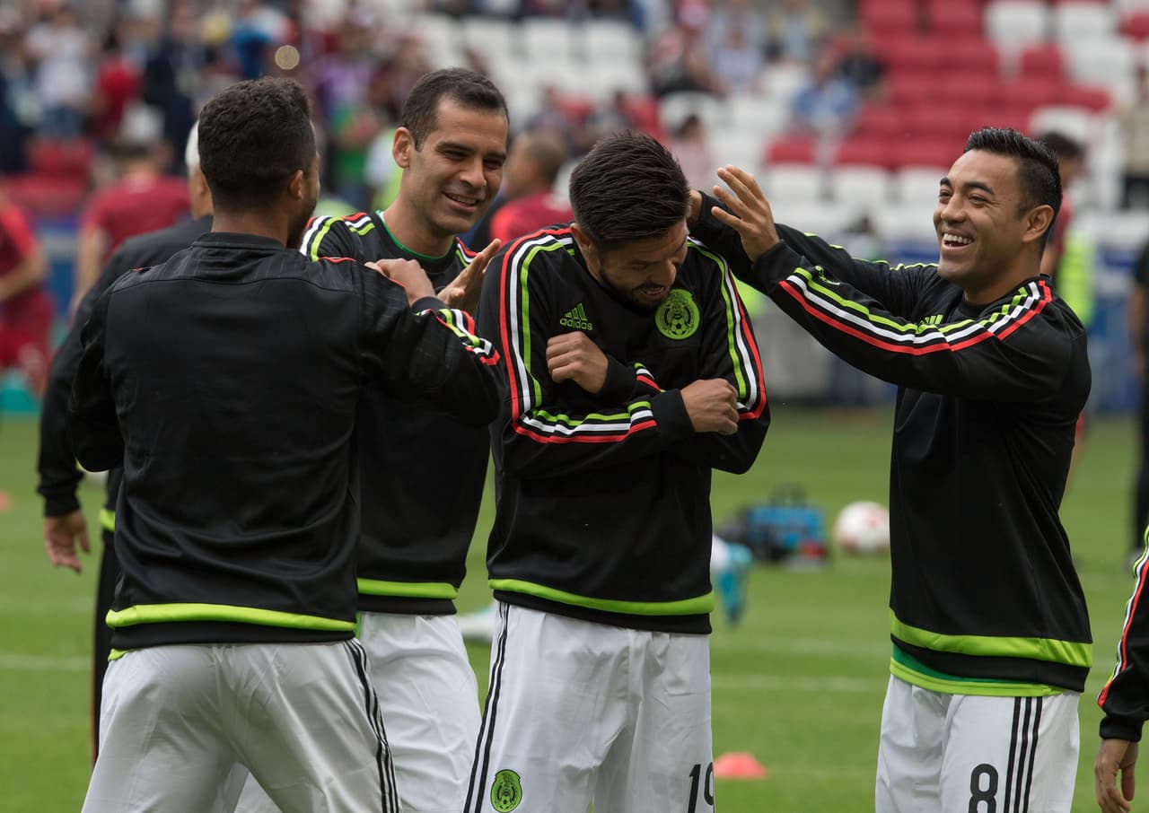 Antes del encuentro se hizo evidente el buen ambiente que se vive al interior del equipo. Los mexicanos bromearon en el campo mientras hacían ejercicios de calentamiento.