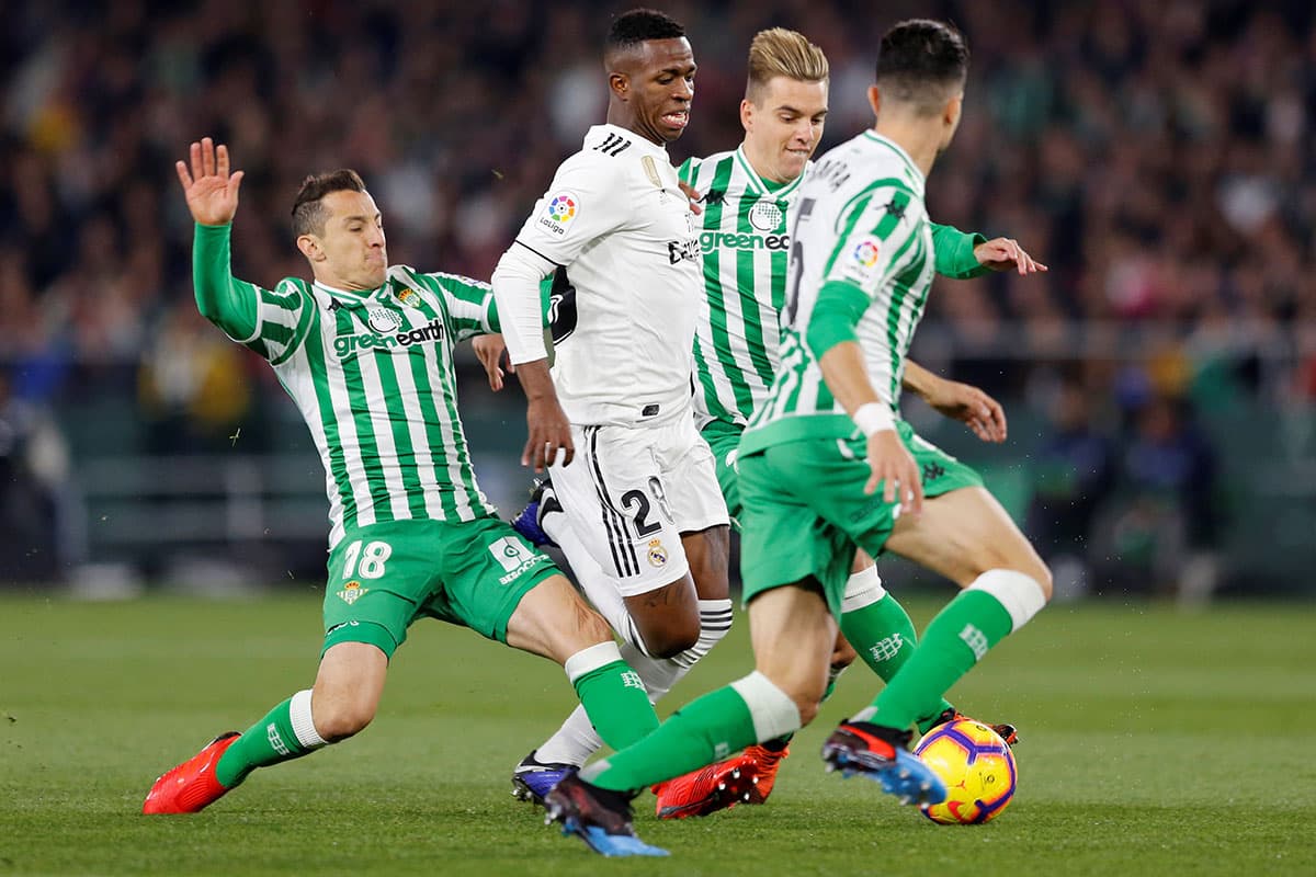 Mientras tanto, Andrés Guardado (izquierda) fue clave para el Betis anulando al brasileño del Real Madrid Vinicius Junior (centro).