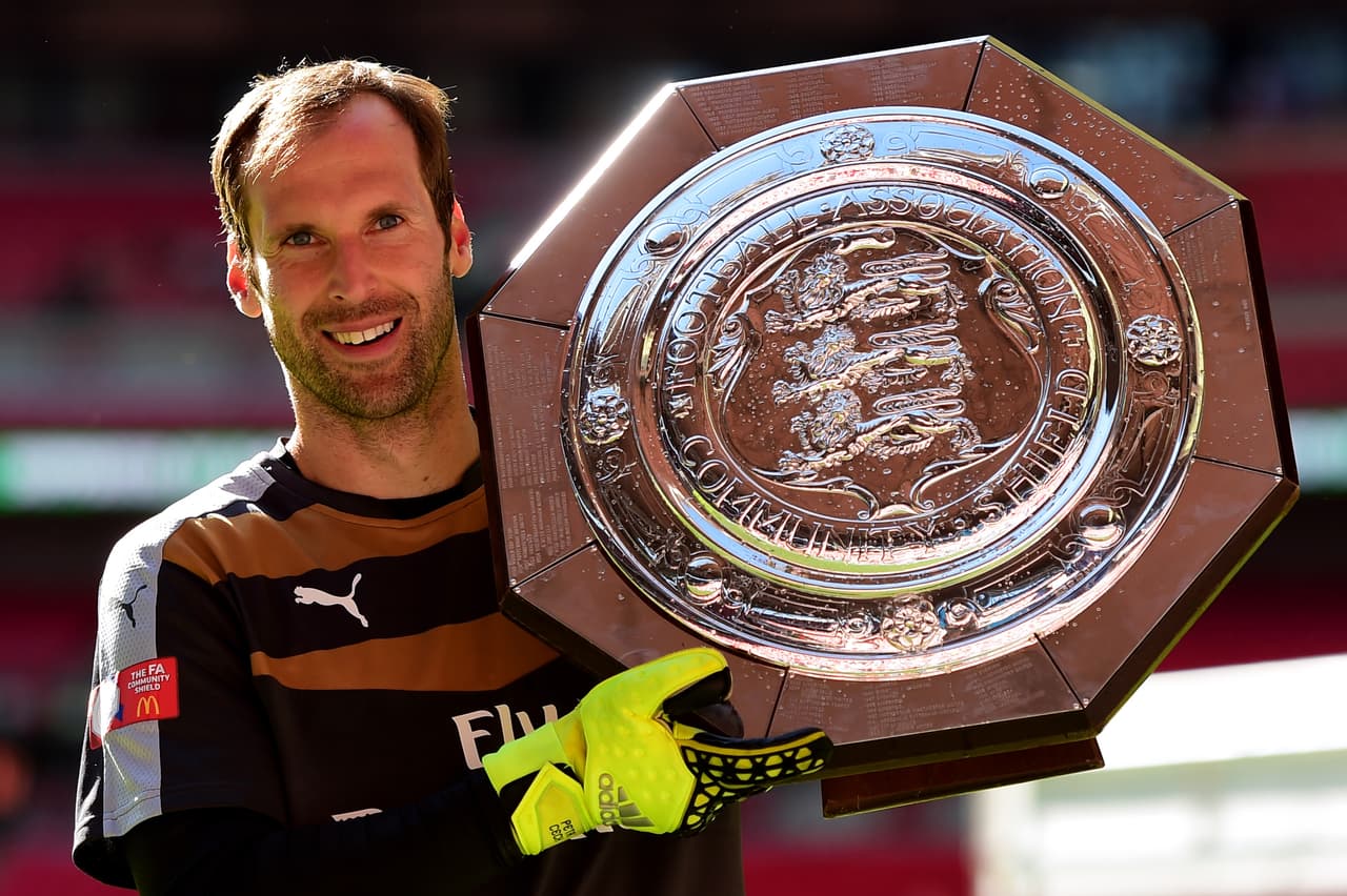 El veterano portero checo Petr Cech dejó al Chelsea para volver a ser titular en su carrera y recién estrenado con el Arsenal ya levantó un título con los Gunners precisamente venciendo a sus ex compañeros 'blues' en la Community Shield.