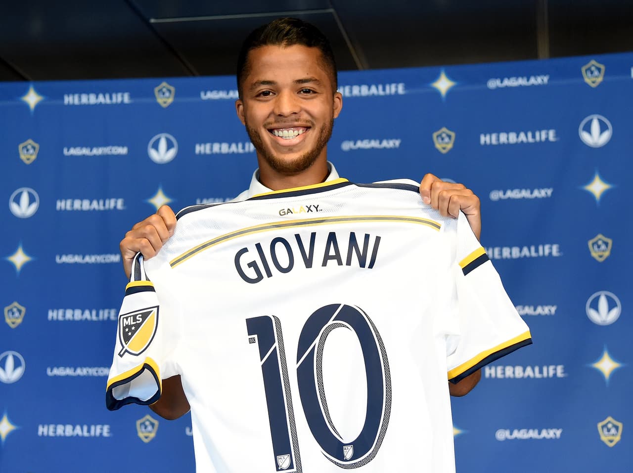 Giovani dos Santos decidió interrumpir su carrera en el fútbol de Europa para explotar en la MLS uniéndose al histórico Galaxy de Los Angeles. El delantero mexicano es la gran apuesta de la liga de Estados Unidos y está convencido de que llega a un campeonato en pleno crecimiento rumbo a ser uno de los mejores del mundo. Gio quiere brillar en la 'Galaxia' para revalorizarse.