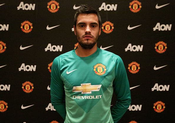 El portero de Argentina Sergio Romero fue contratado por el Manchester United ante la posible salida de David de Gea con rumbo al Real Madrid y por los problemas que Van Gaal ha tenido con Víctor Valdés a quien mandó al equipo filial de los Red Devils.