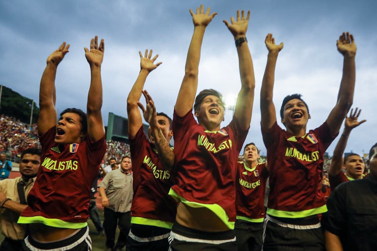 VEN125. CARACAS (VENEZUELA), 13/06/2017.- Jugadores de la selección Sub'20 de fútbol de Venezuela celebran durante un homenaje hoy, martes 13 de junio de 2017, en el estadio Olímpico Universitario en Caracas (Venezuela). Miles de venezolanos homenajearon este martes a los jugadores de la plantilla Sub'20 de su país, que obtuvo el subcampeonato en el Mundial de la categoría que se disputó hasta el pasado 11 de junio en Corea del Sur, con un multitudinario acto en el estadio Olímpico de la Universidad Central de Venezuela (UCV), en Caracas. EFE/Miguel Gutiérrez