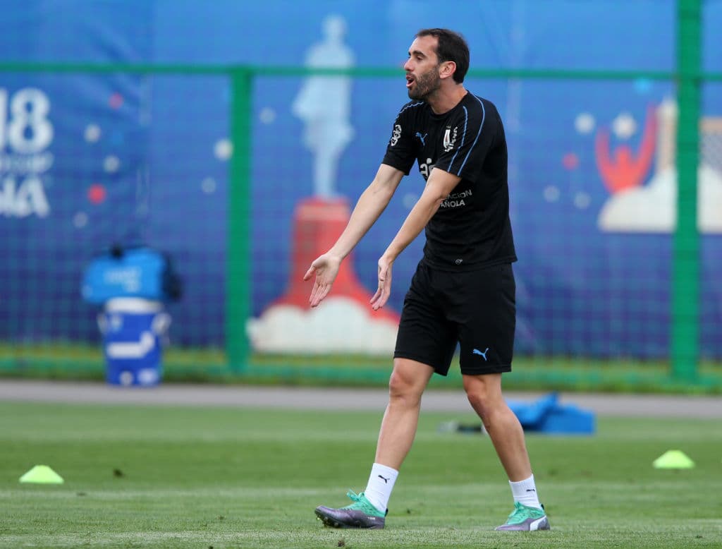 Uno de los que más se prepara es el defensa Diego Godín, de grandes obligaciones en el partido con la ofensiva de Francia.