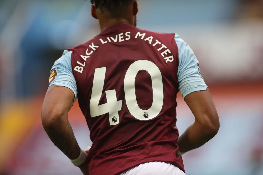 Regresó la Premier League y los uniformes de los equipos que jugaron partido pendiente mostraron la leyenda 'Black Lives Matter', el movimiento en contra de la violencia racial.