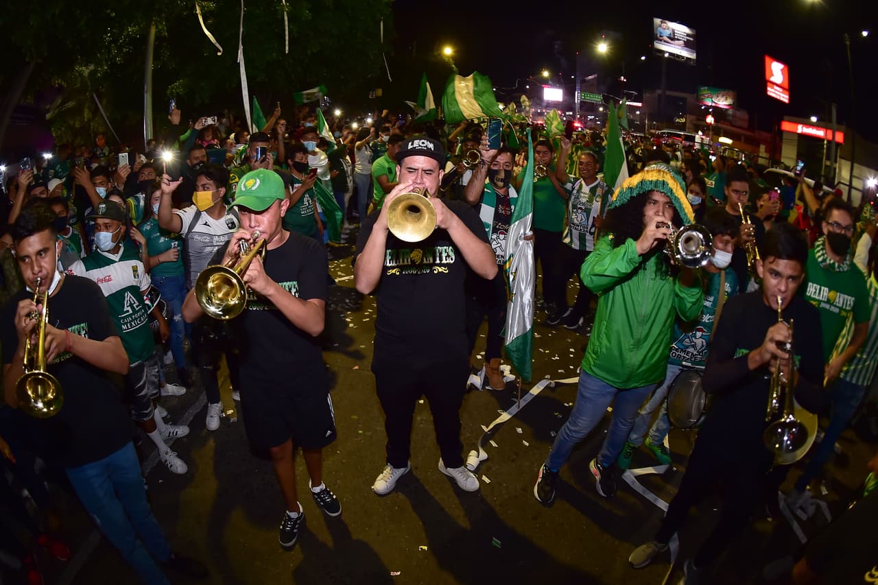 Así se vive la previa de la Semifinal de vuelta León vs Chivas | Los aficionados del conjunto esmeralda dejaron de lado los protocolos sanitarios para apoyar en el Estadio de León.