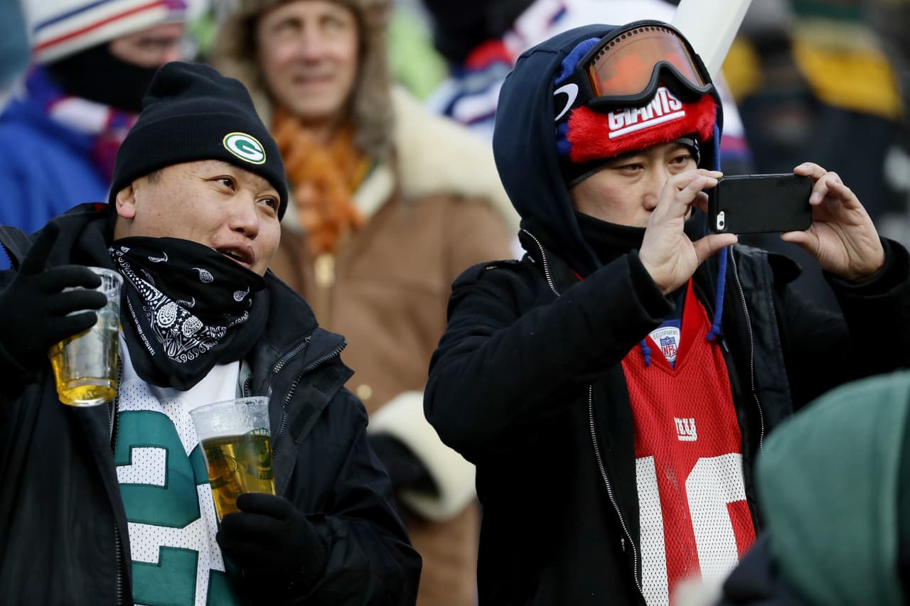 Las sensuales porristas, las espectaculares presentaciones previas y salidas de los equipos, las celebraciones y disfraces de los fanáticos y hasta los rituales previos a los partidos fueron parte de la fiesta de la ronda de 'wild crad' en la NFL.