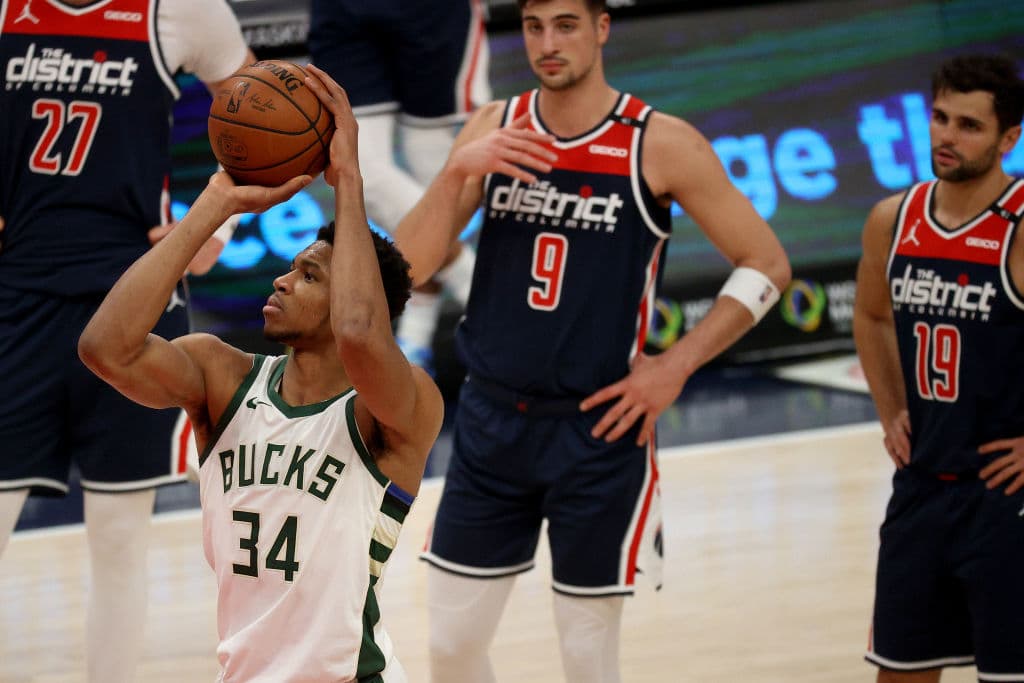 James Harden y Antetokounmpo hacen triple-doble y ganan