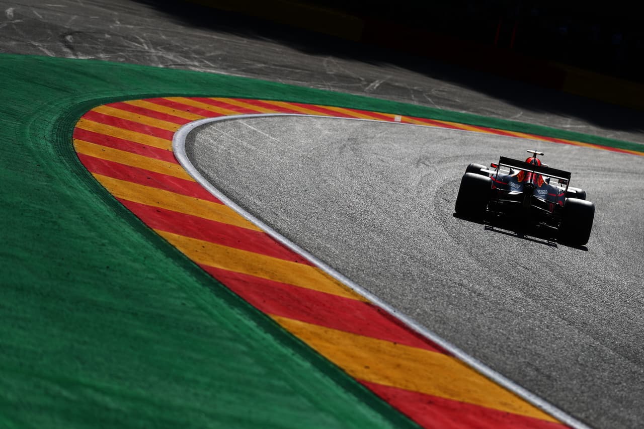 Charles Leclerc, piloto monegasco de Ferrari, saldrá desde la pile position este domingo en el Gran Premio de Bélgica tras firmar el mejor tiempo en las clasificatorias. Checo Pérez, de Racing Point, arrancará en la séptima posición.