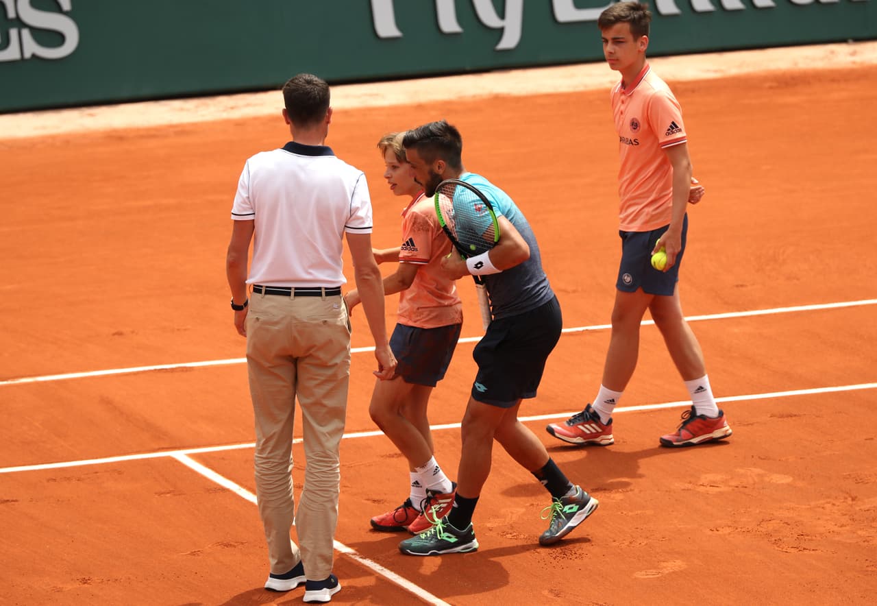 A su salida, el tenista le dio un beso al pequeño que fue atendido por los médicos de Roland Garros.